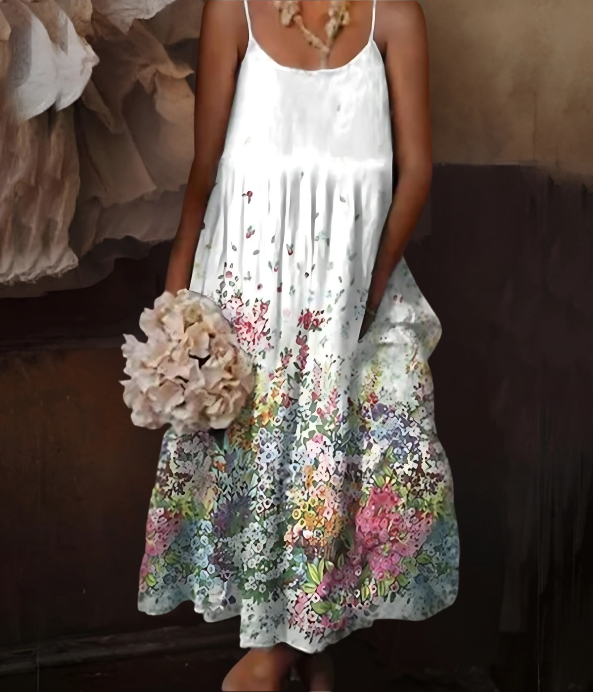 白のスタイリッシュなノースリーブドレス