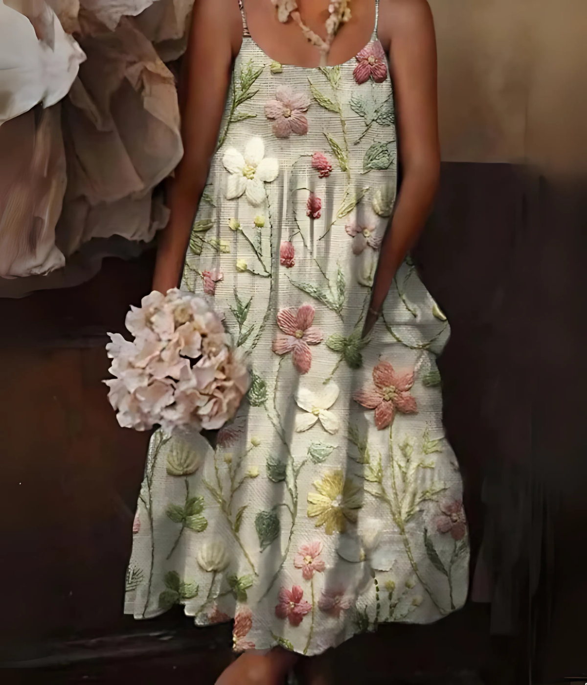 ベージュのスタイリッシュなノースリーブドレス