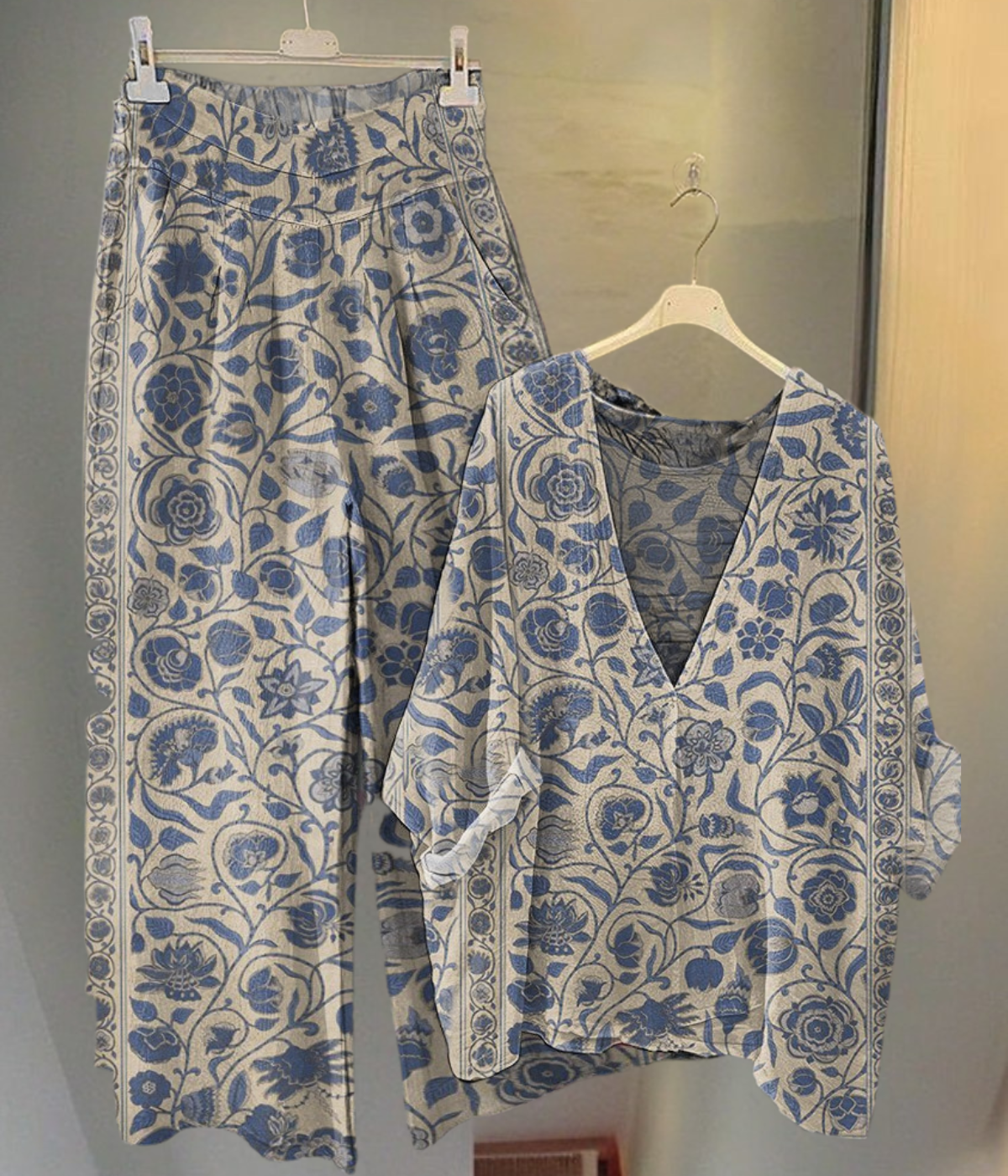 青い花柄の夏用スーツ