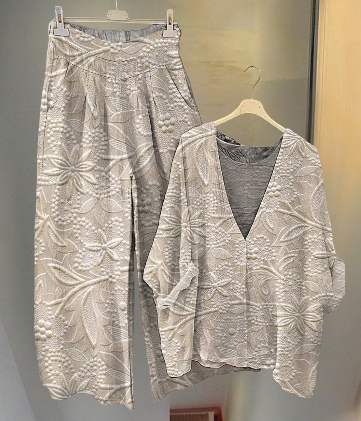 ベージュの花柄夏用スーツ