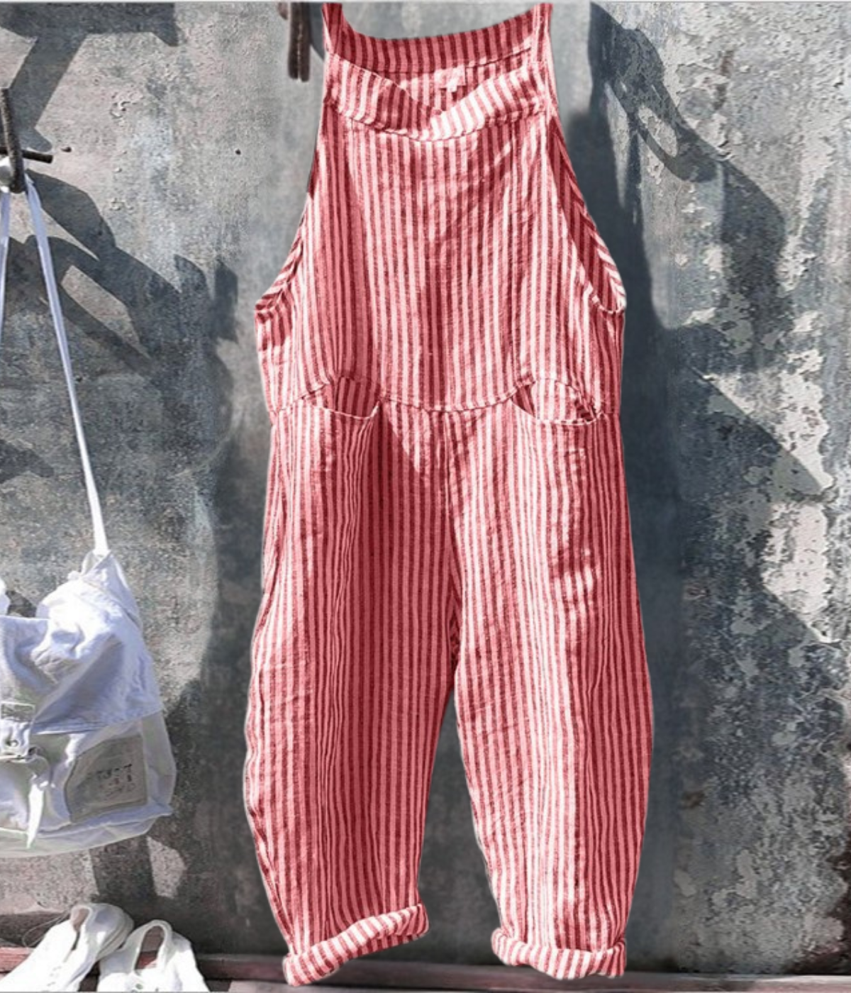 ストライプ柄のジャンプスーツ