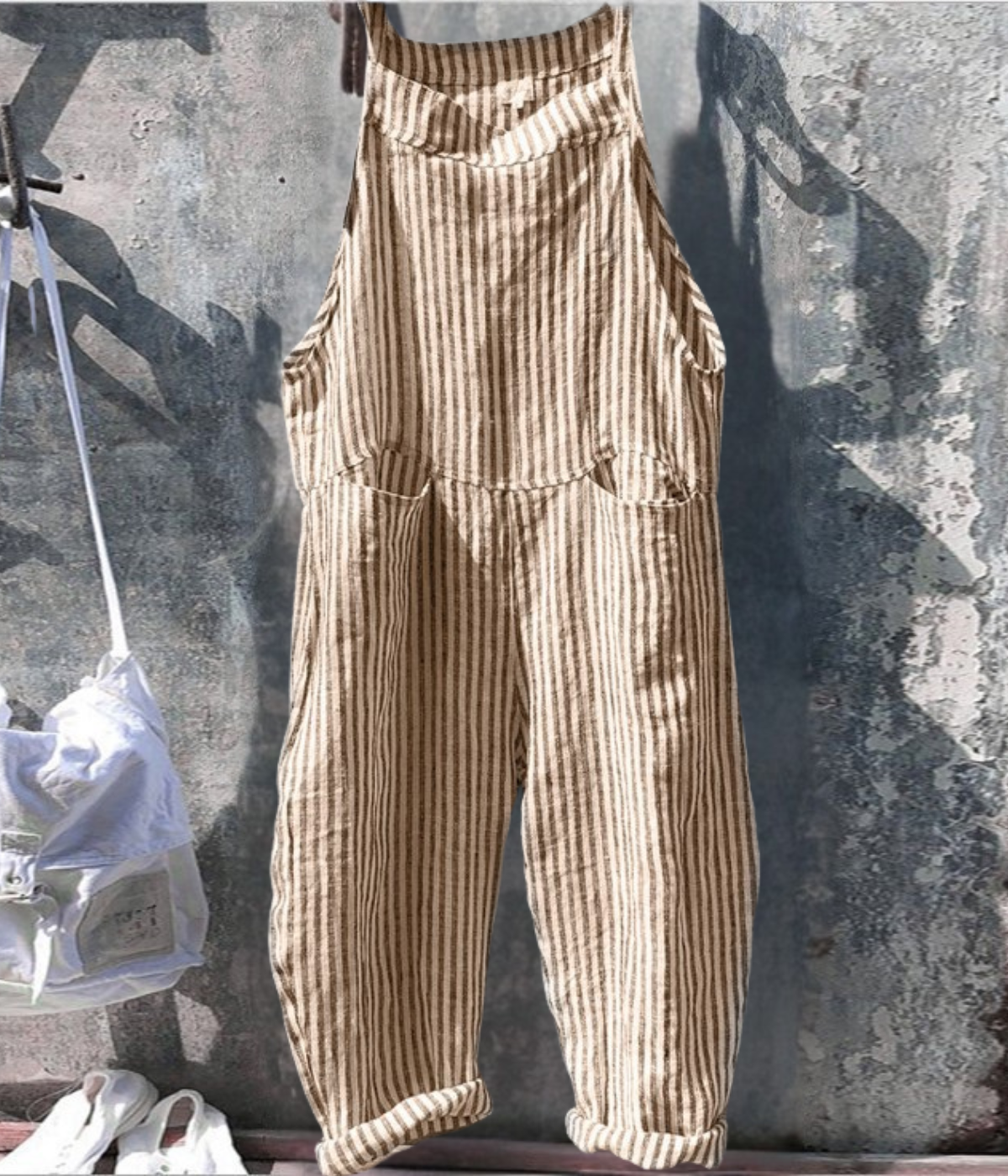 ストライプ柄のジャンプスーツ
