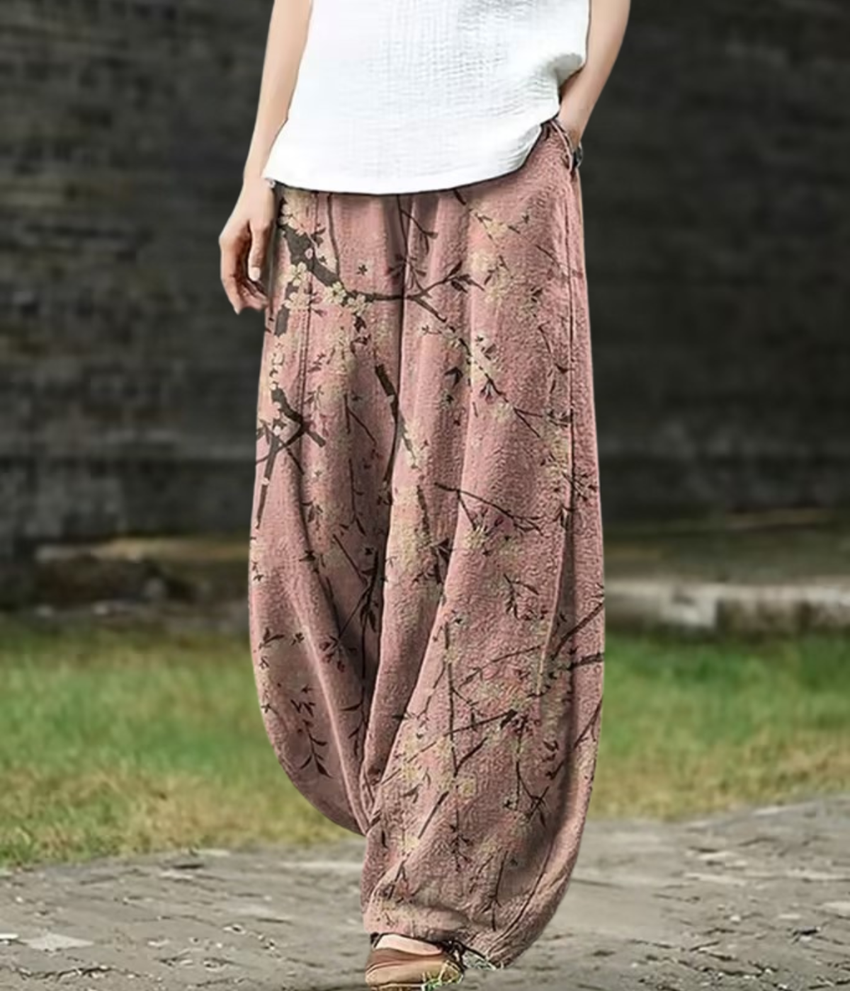 ピンクのリーフ柄ワイドパンツ