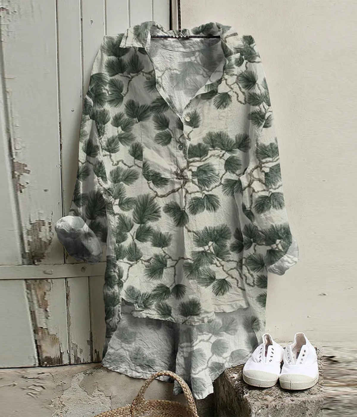 緑の木モチーフ入りヴィンテージVネックブラウス