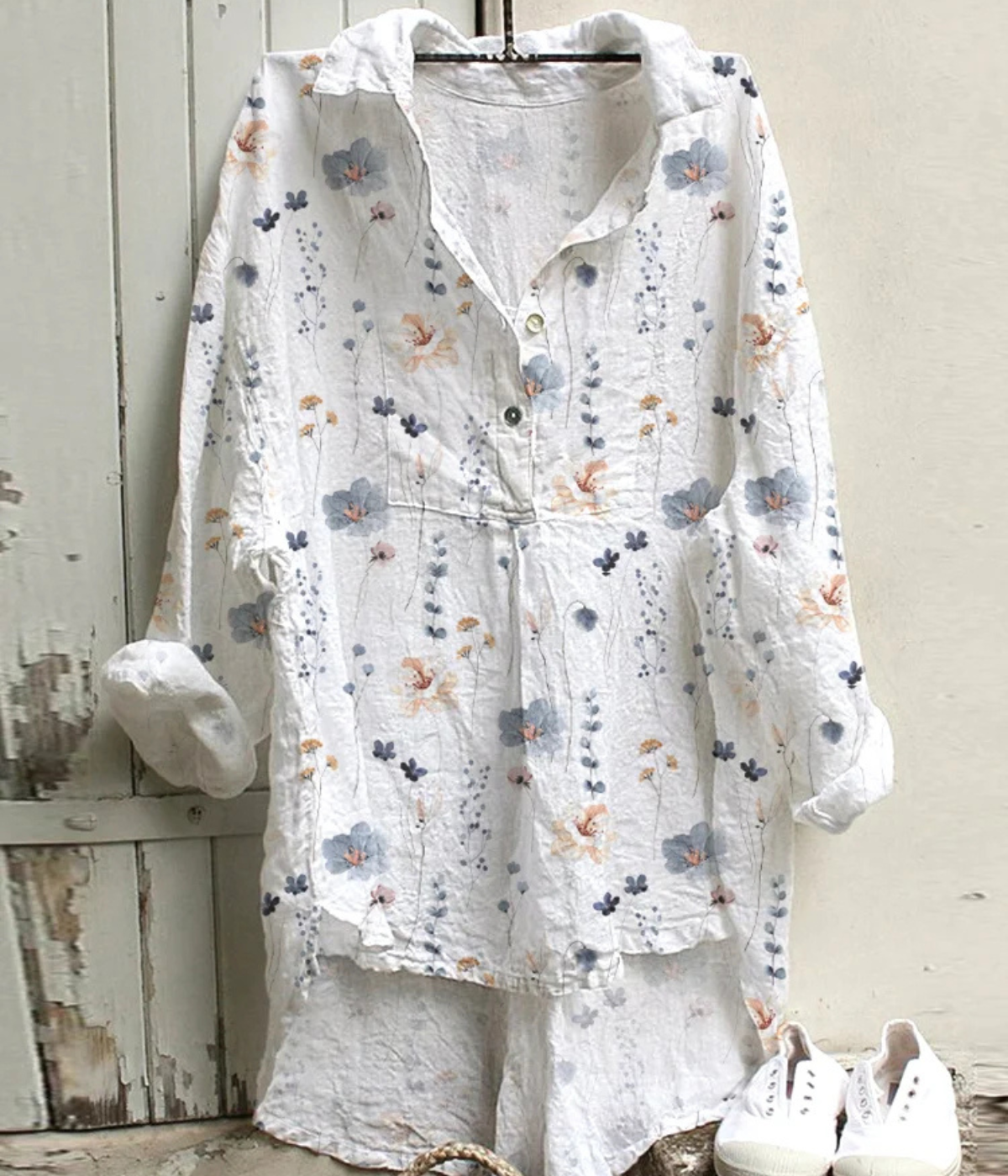 白い花模様入りヴィンテージVネックブラウス