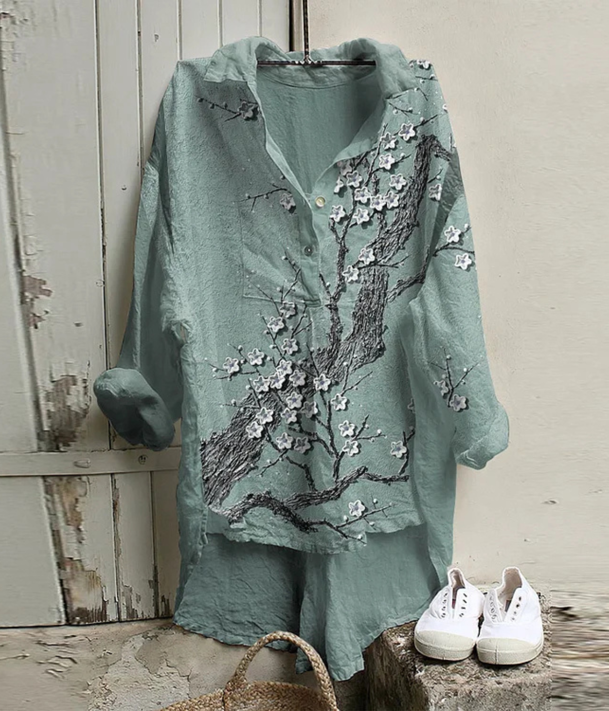 ライトブルーのヴィンテージVネックブラウス