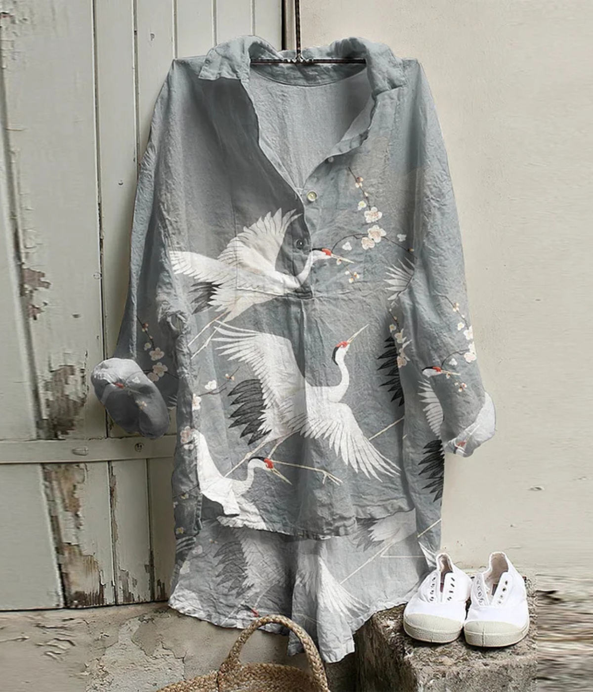 鳥模様入りライトグレーのヴィンテージVネックブラウス