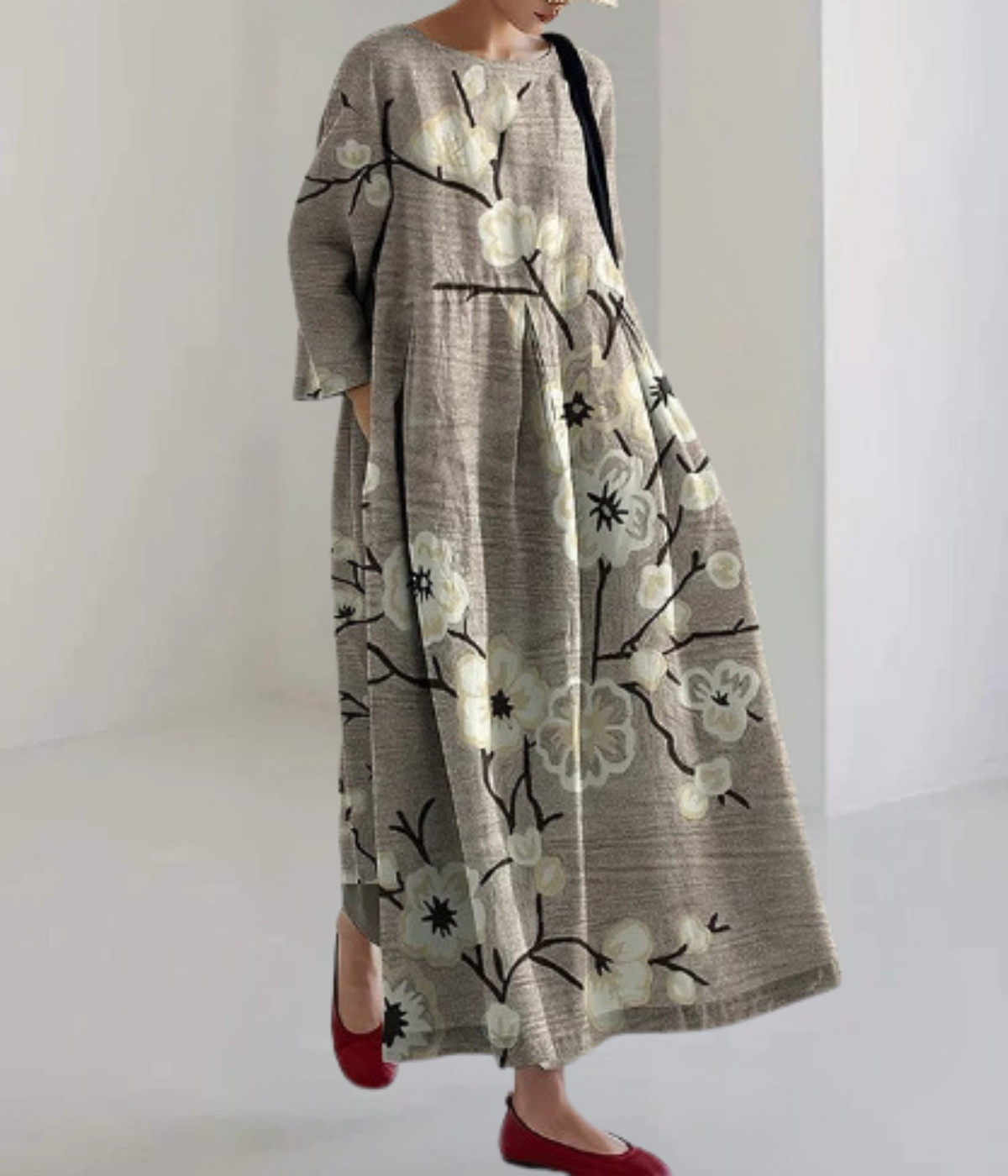 白い花がついたグレーの丸首ドレス