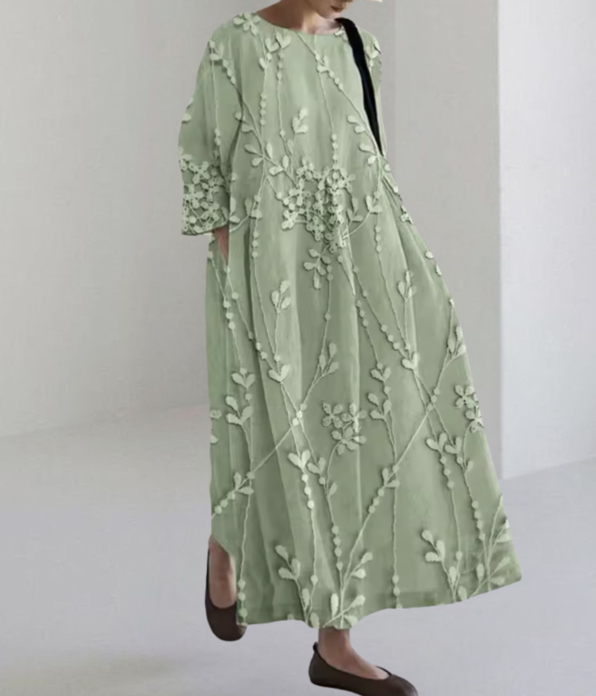 グリーンのリーフ柄ラウンドネックドレス