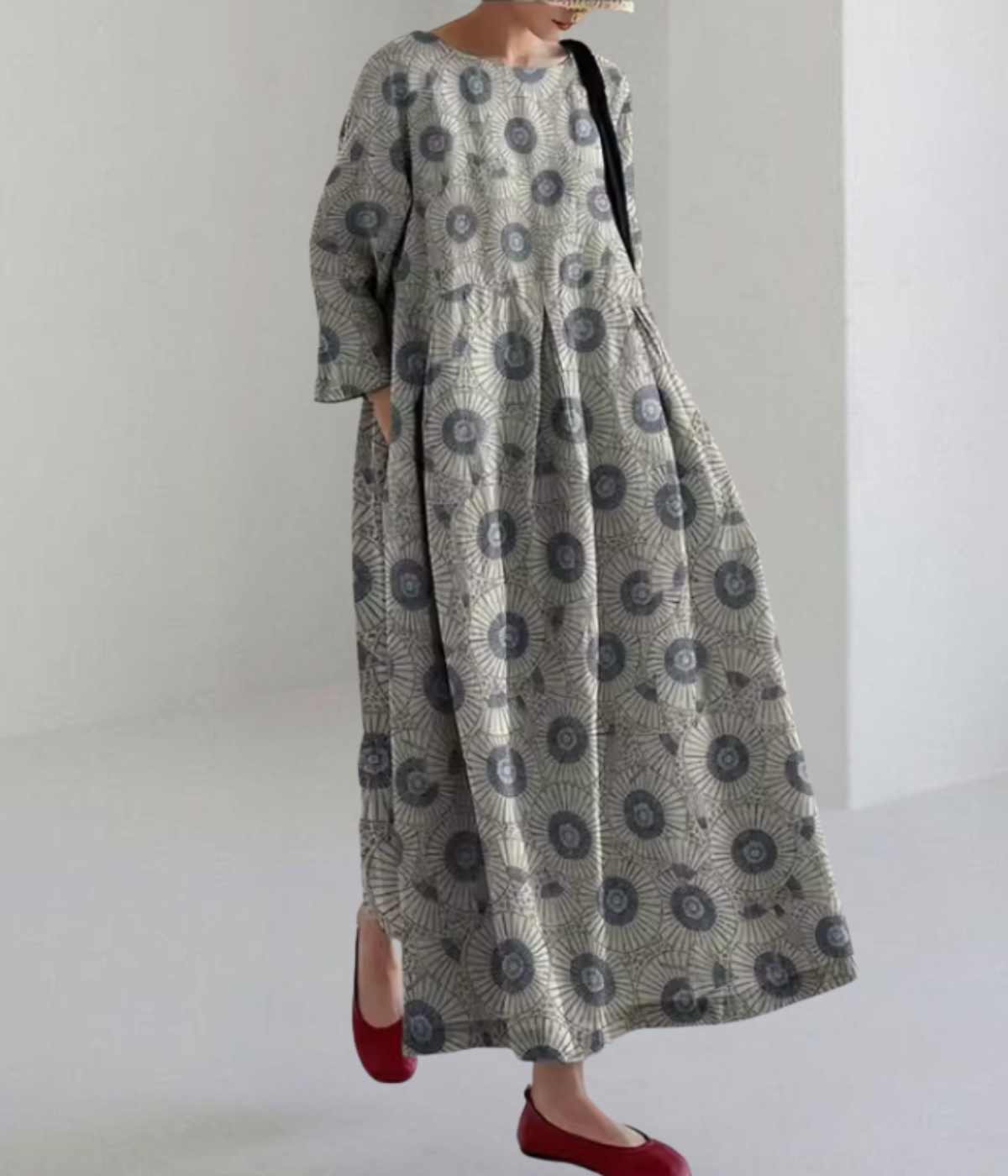 グレー地に青いドット柄のラウンドネックドレス