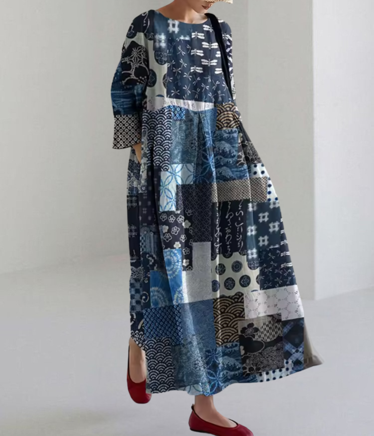 ブルーのミックス柄ラウンドネックドレス