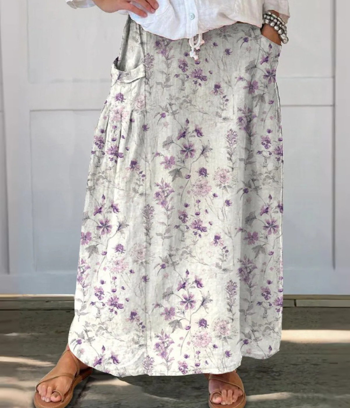 白地に紫の花柄のロングスカート