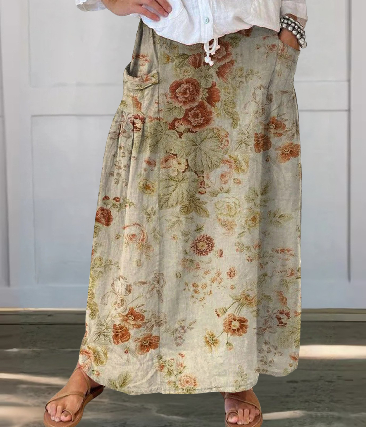 ベージュの花柄ロングスカート