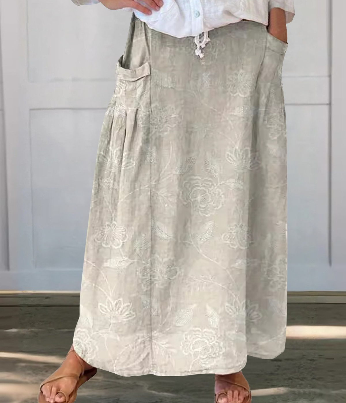 ライトベージュのプリント柄ロングスカート