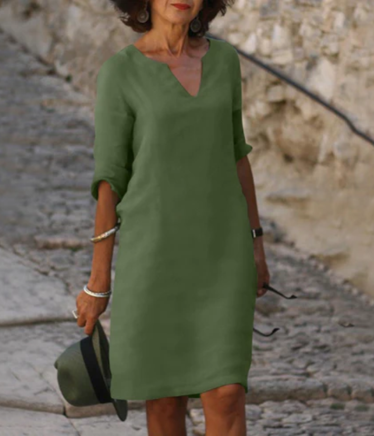 ダークグリーンのスタイリッシュなVネックミディドレス