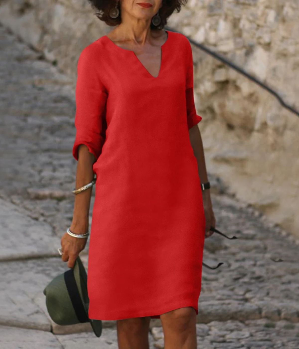 赤のスタイリッシュなVネックミディドレス