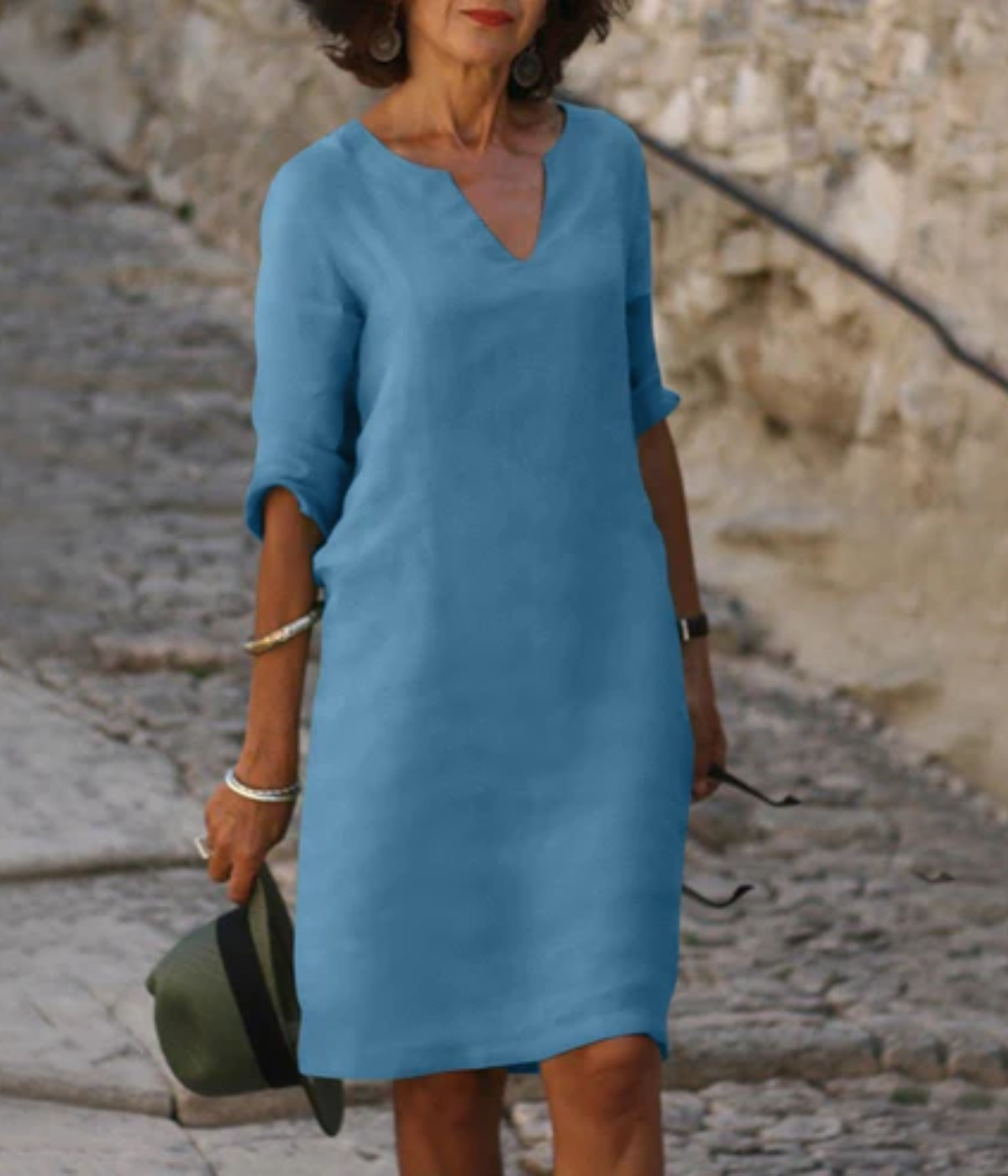 ライトブルーのスタイリッシュなVネックミディドレス