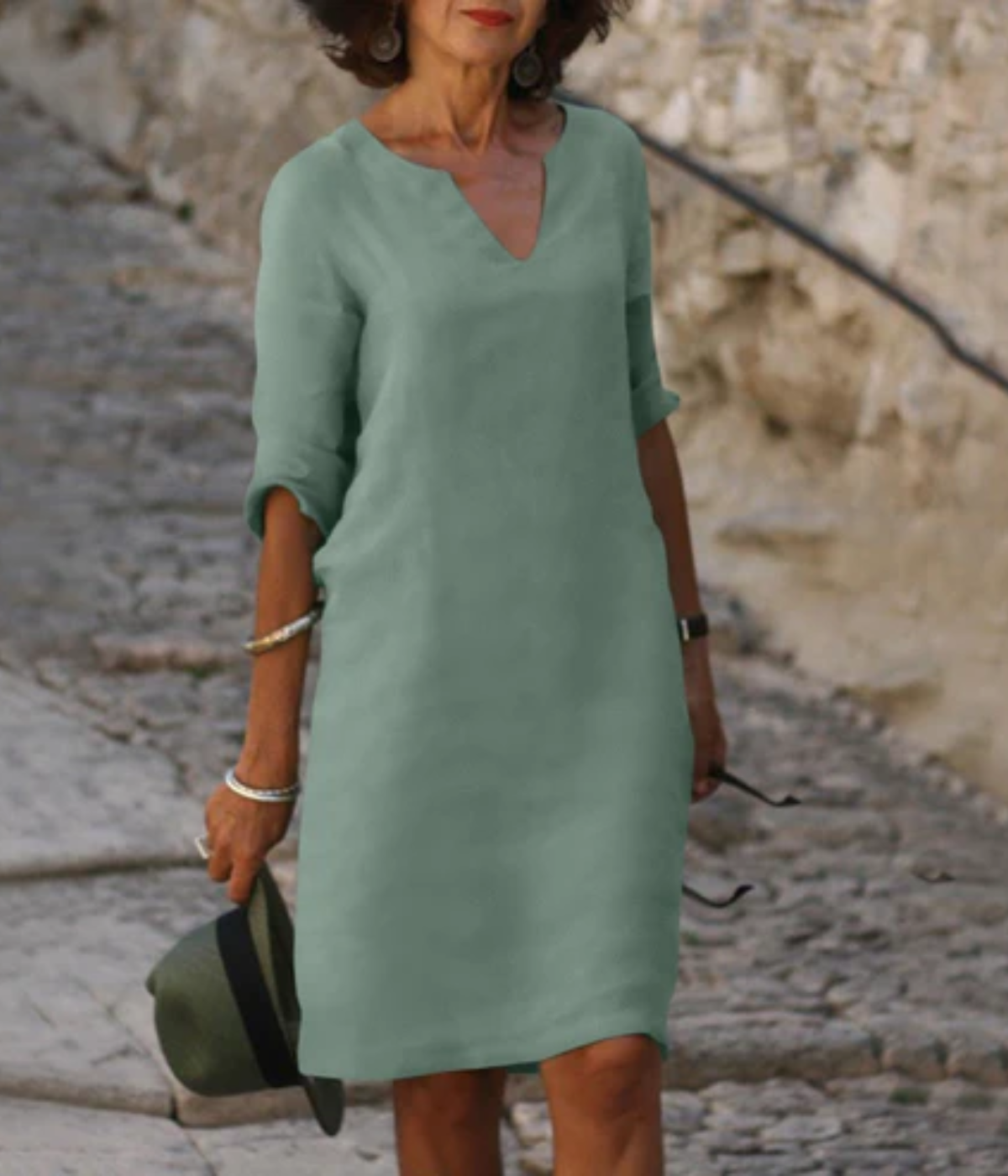 ライトグリーンのスタイリッシュなVネックミディドレス