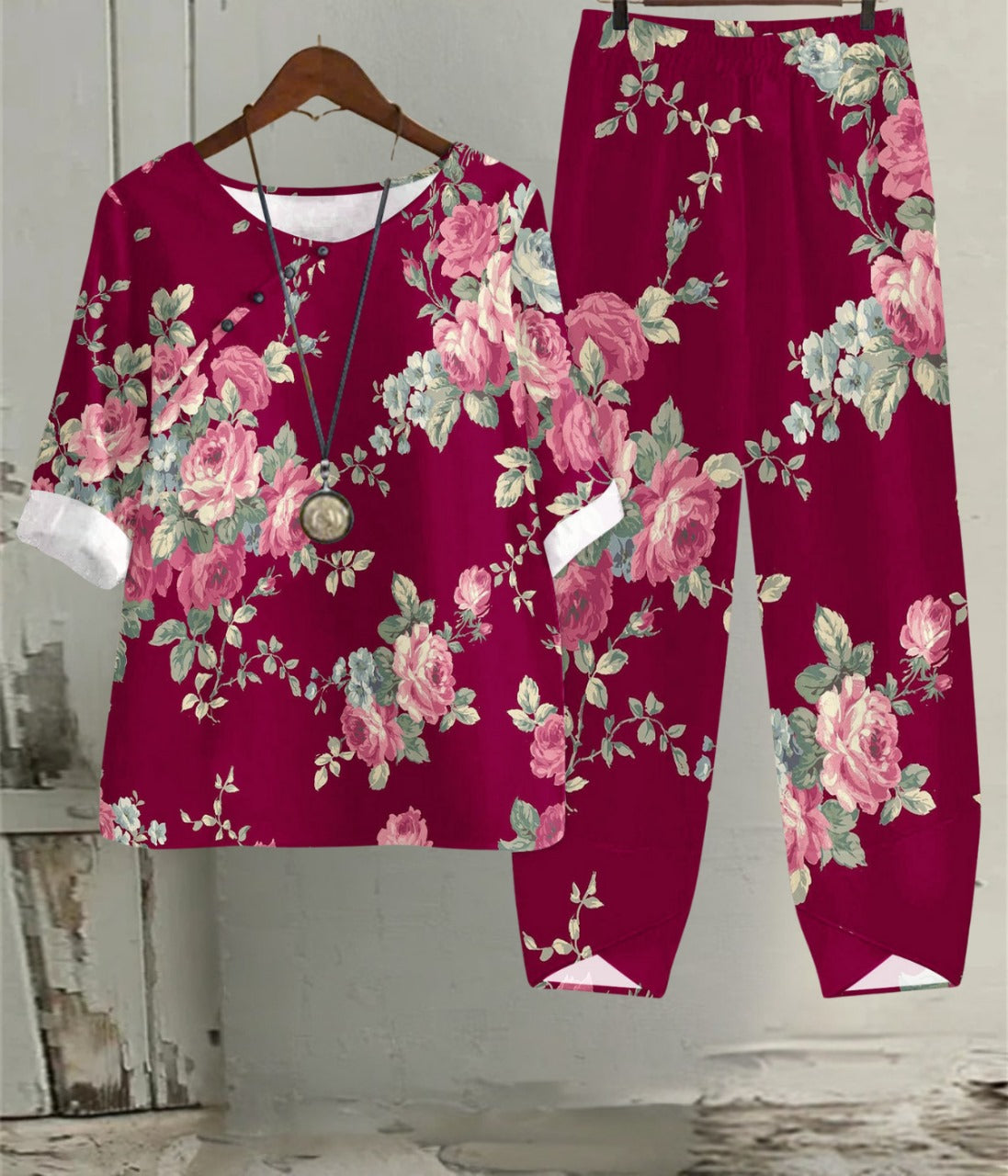 ワインレッドの花の春のアートセット