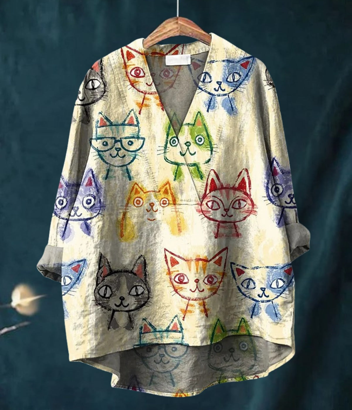 ベージュ・キャットプリントVネック長袖ブラウス