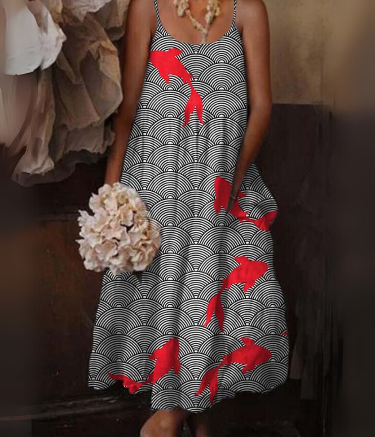 グレーのスタイリッシュなノースリーブドレス