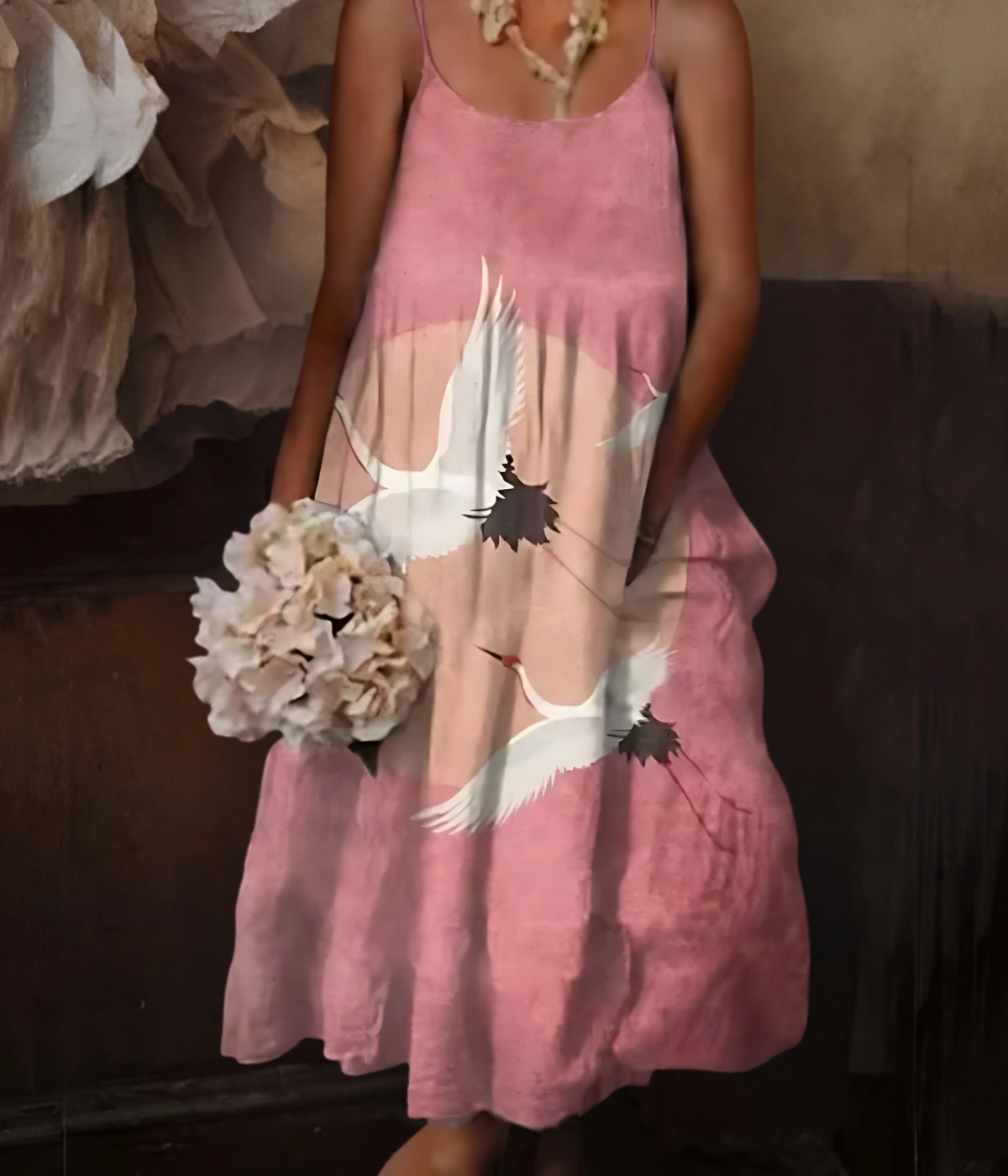 ライトピンクのスタイリッシュなノースリーブドレス