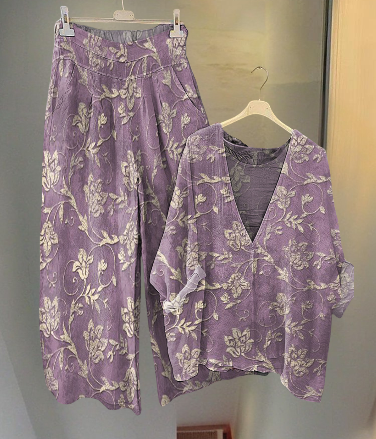 パープル柄の夏用スーツ