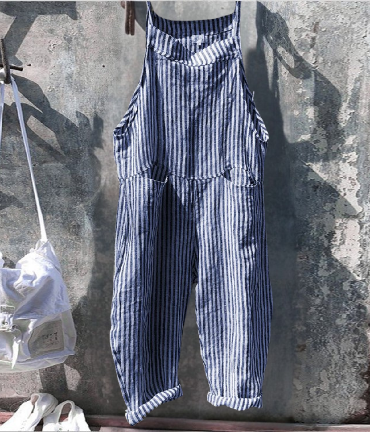 ストライプ柄のジャンプスーツ