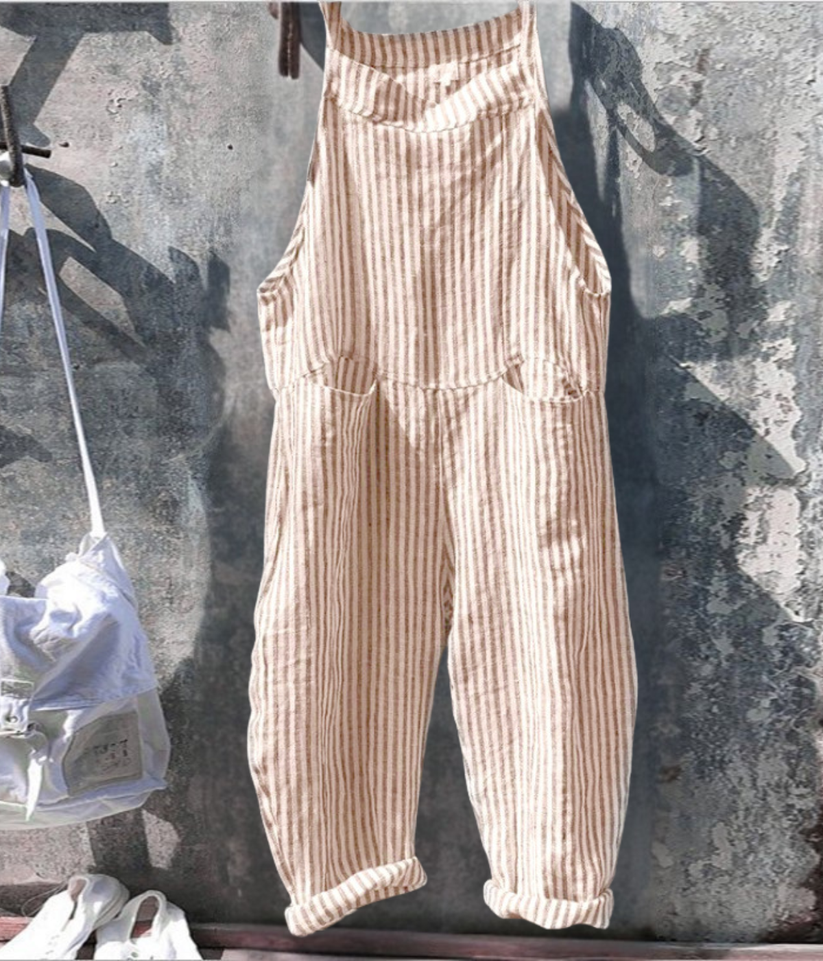 ストライプ柄のジャンプスーツ