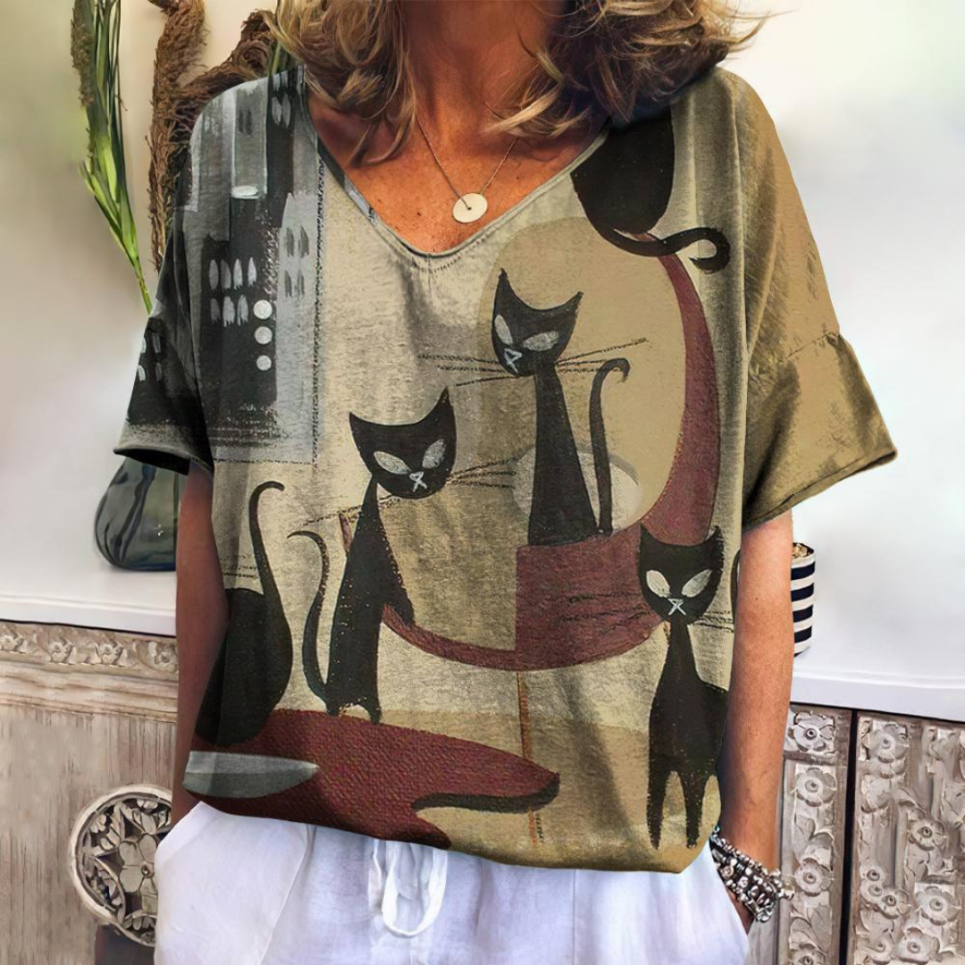 ダークブラウンの猫柄トップス