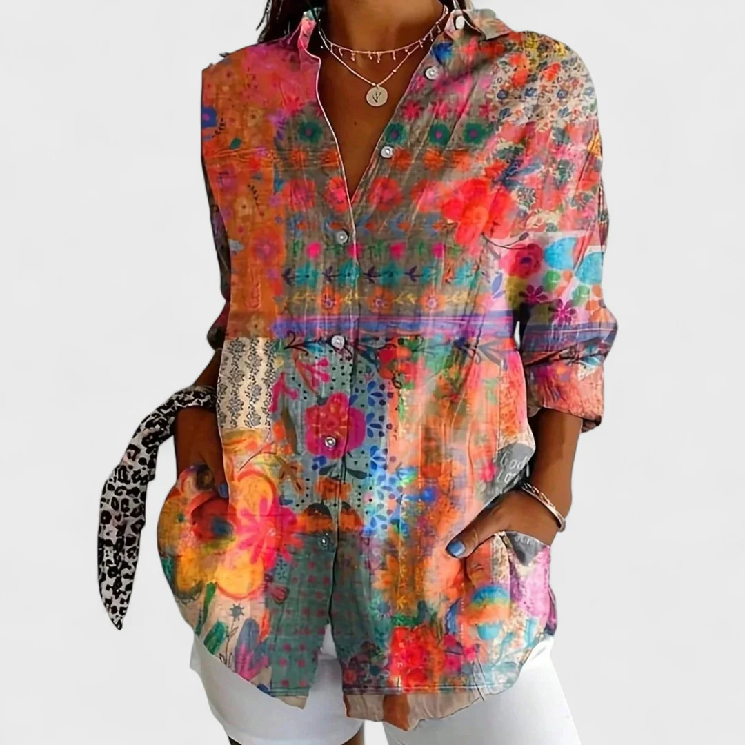 カラフルなブラウスに遊び心のあるプリント