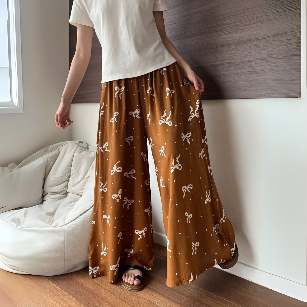 ブラウン・リボン・プリント・ワイドパンツ