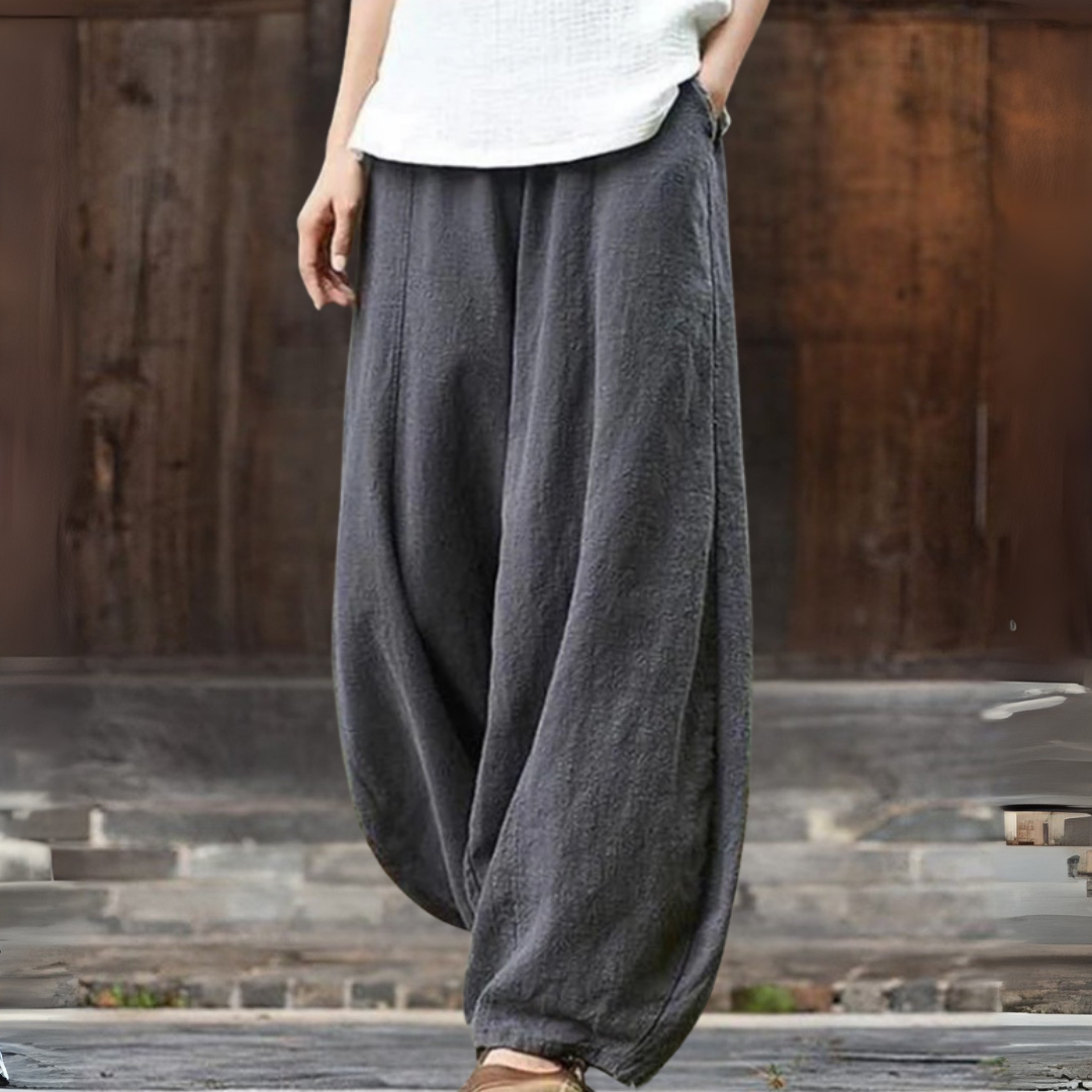 グレーのワイドパンツ