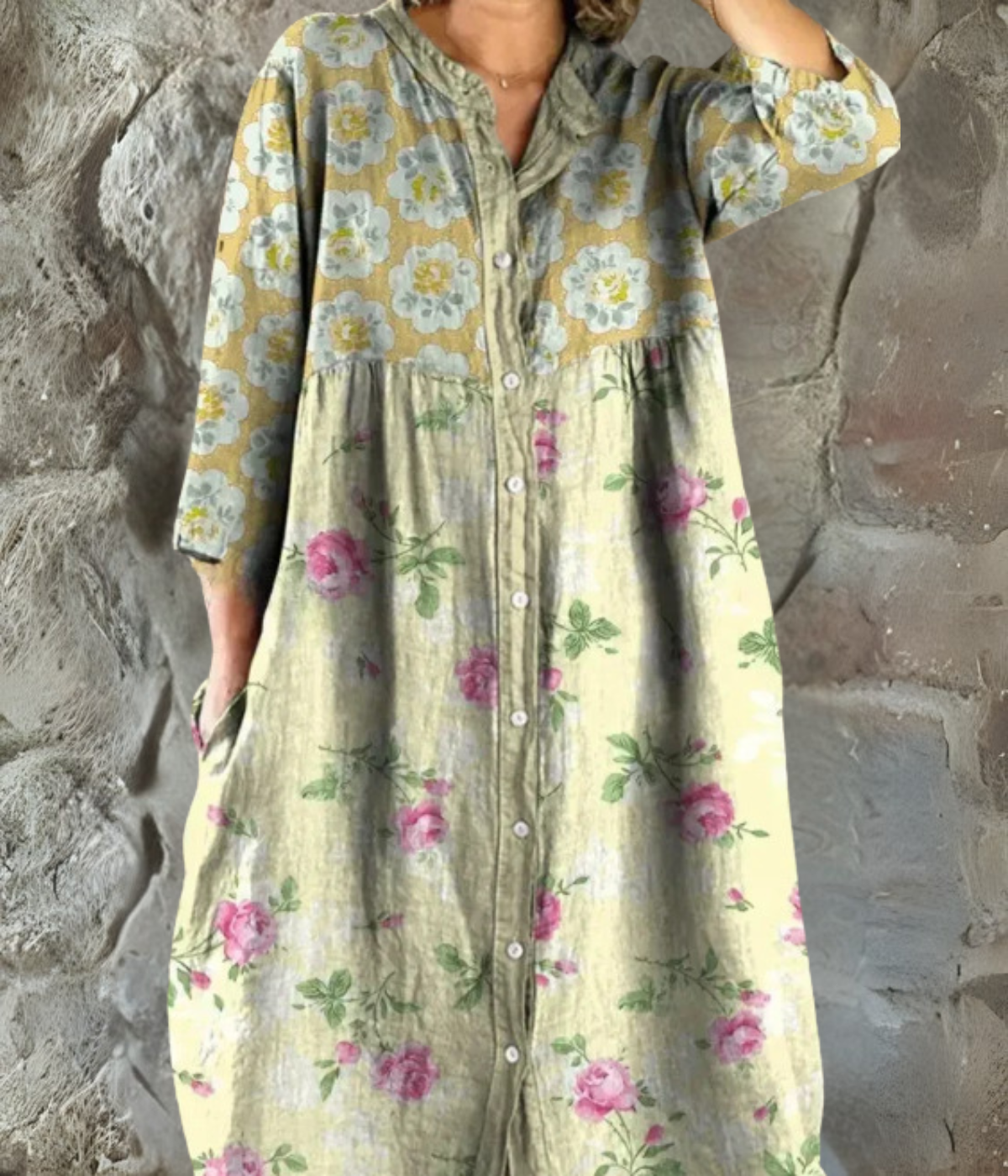 クリームホワイトのプリントロングスリーブワンピース