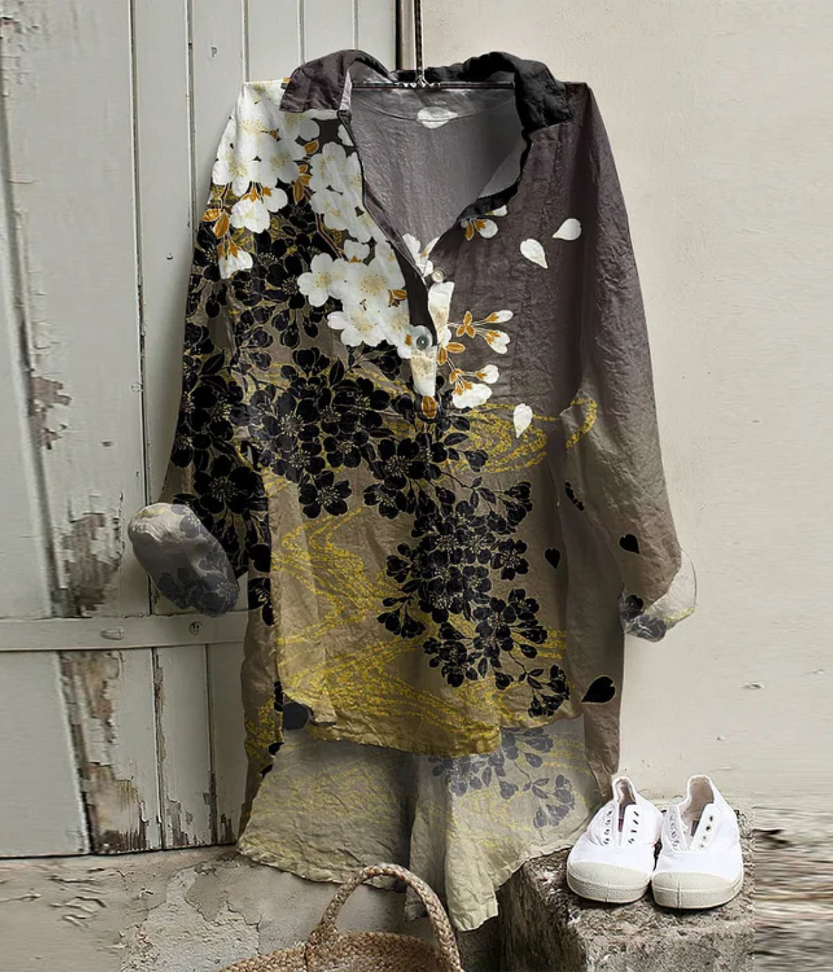 ヴィンテージ風Vネックブラウス