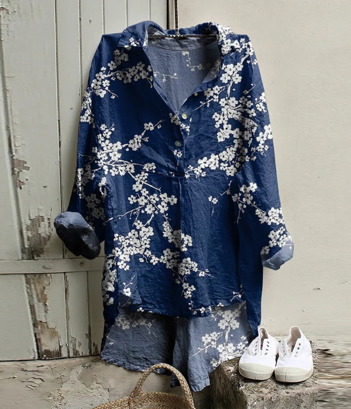 青い葉模様入りヴィンテージVネックブラウス