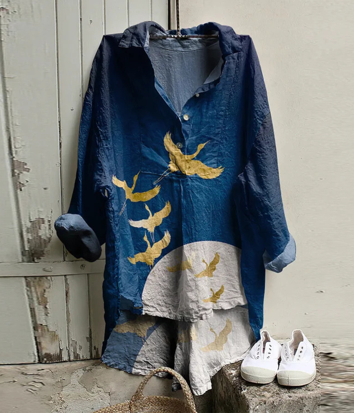 クラシックブルーのヴィンテージVネックブラウス