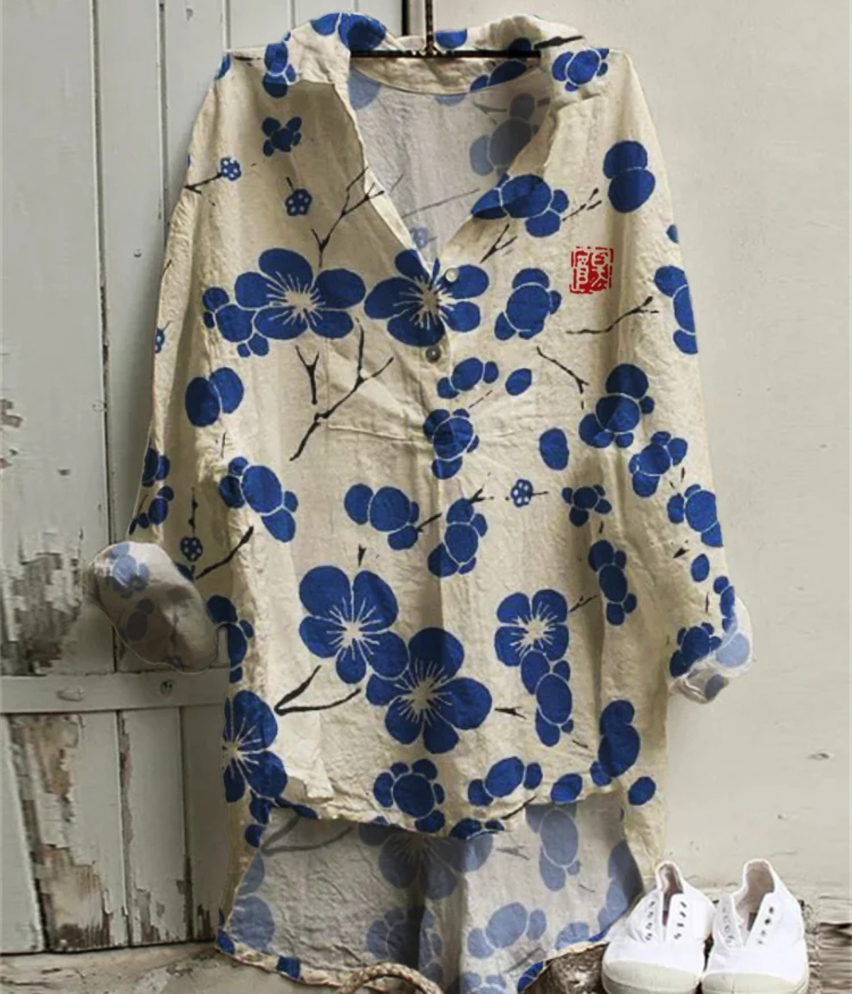 桜モチーフ入りヴィンテージVネックブラウス