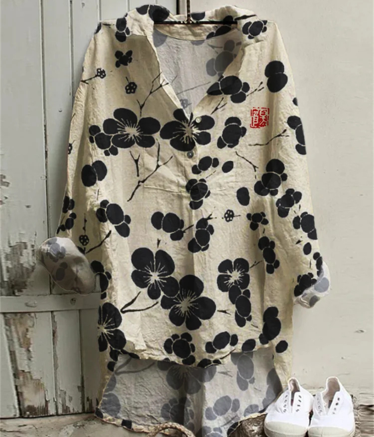 桜モチーフ入りヴィンテージVネックブラウス