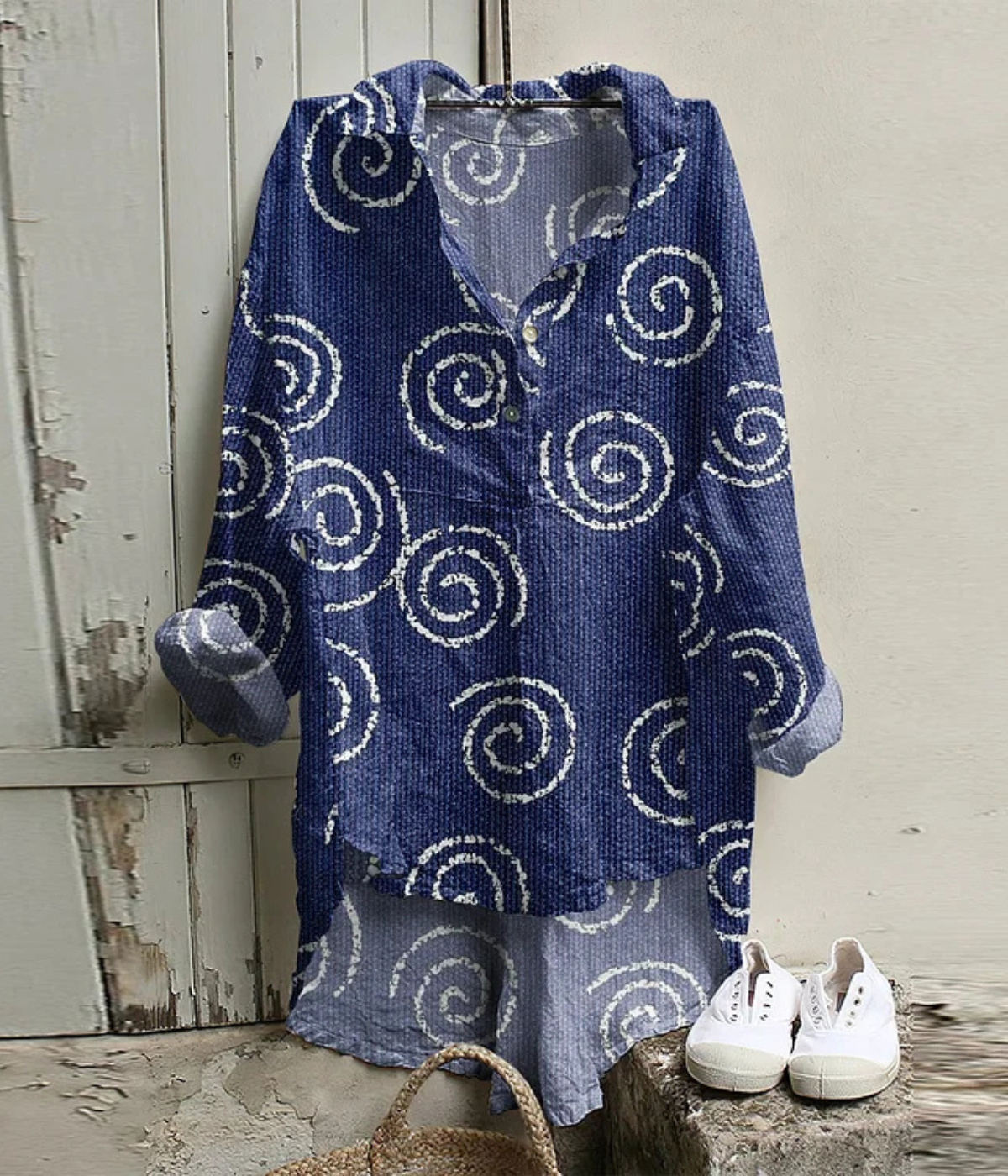 青のサークル模様入りヴィンテージVネックブラウス