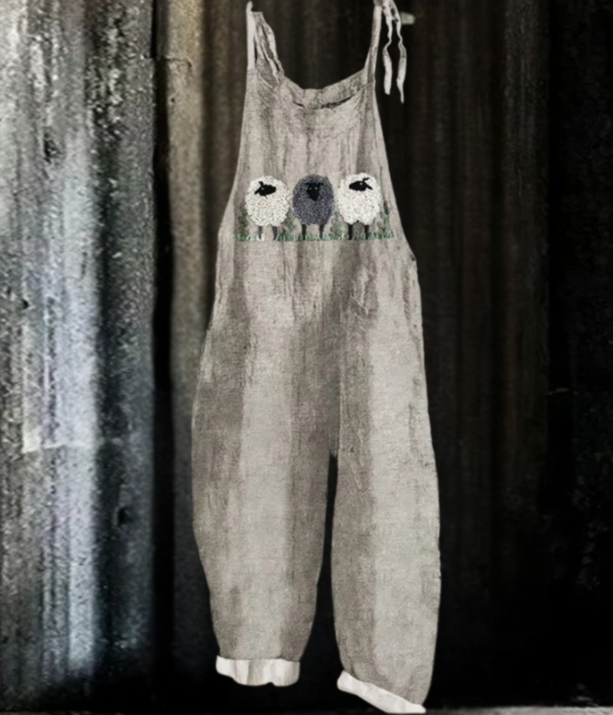 ベージュのシープ柄ジャンプスーツ