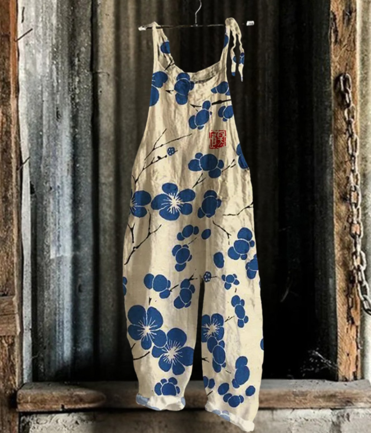 カラフルな花柄のジャンプスーツ