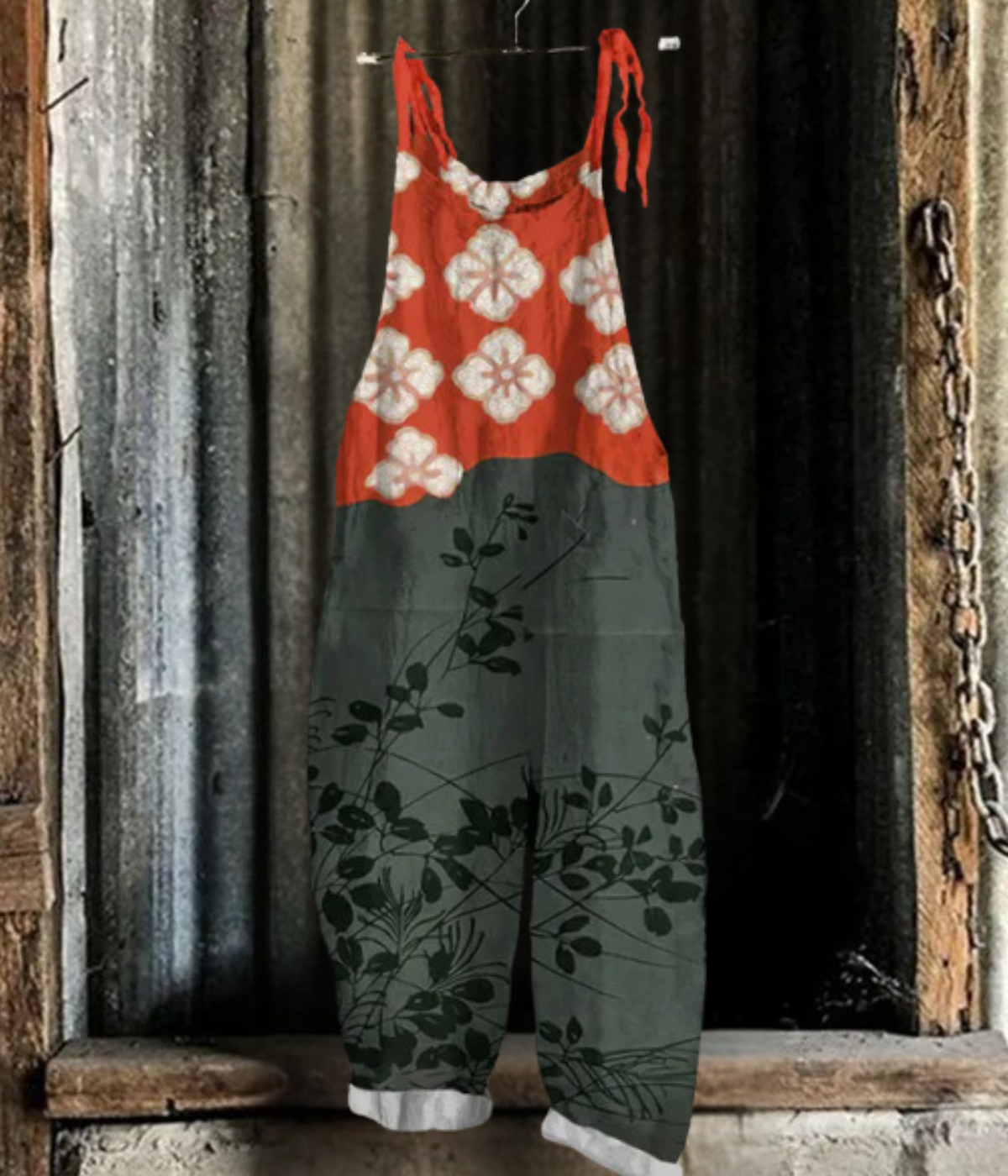 黒と赤の柄ジャンプスーツ