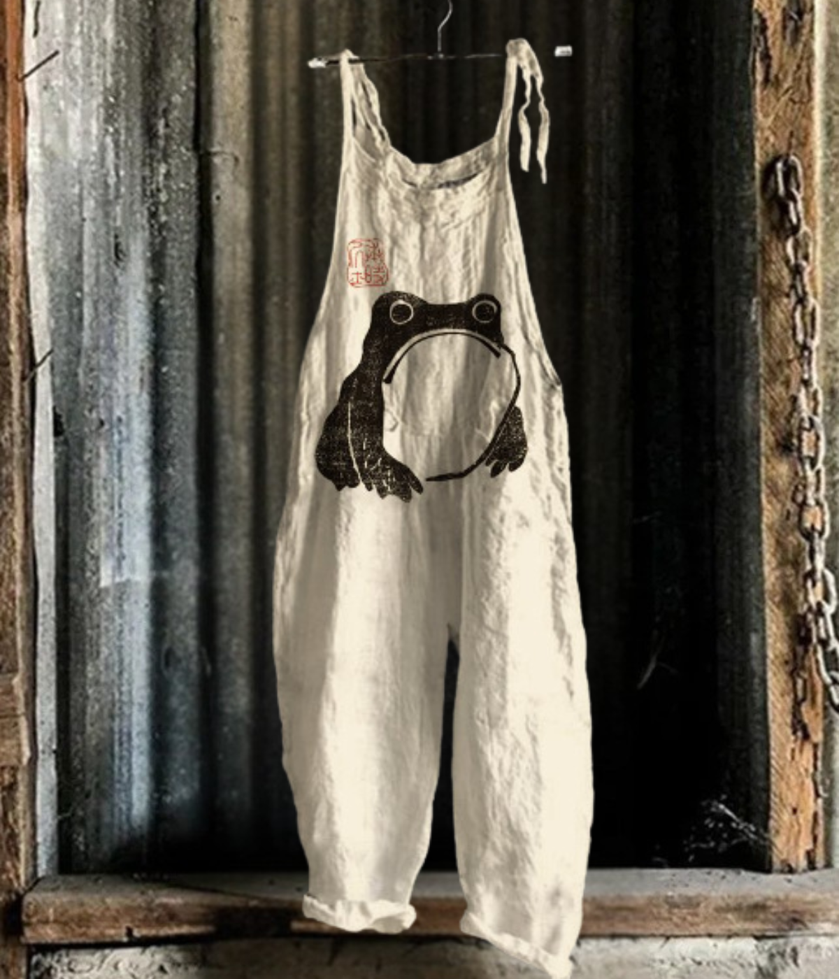 ベージュのカエル柄ジャンプスーツ