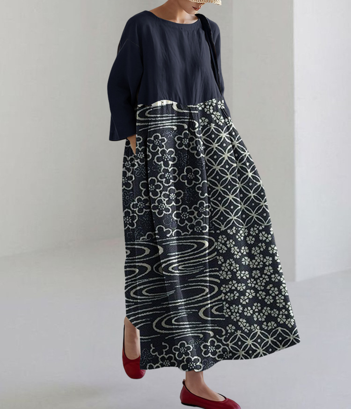 ダークブルーの花柄ラウンドネックドレス