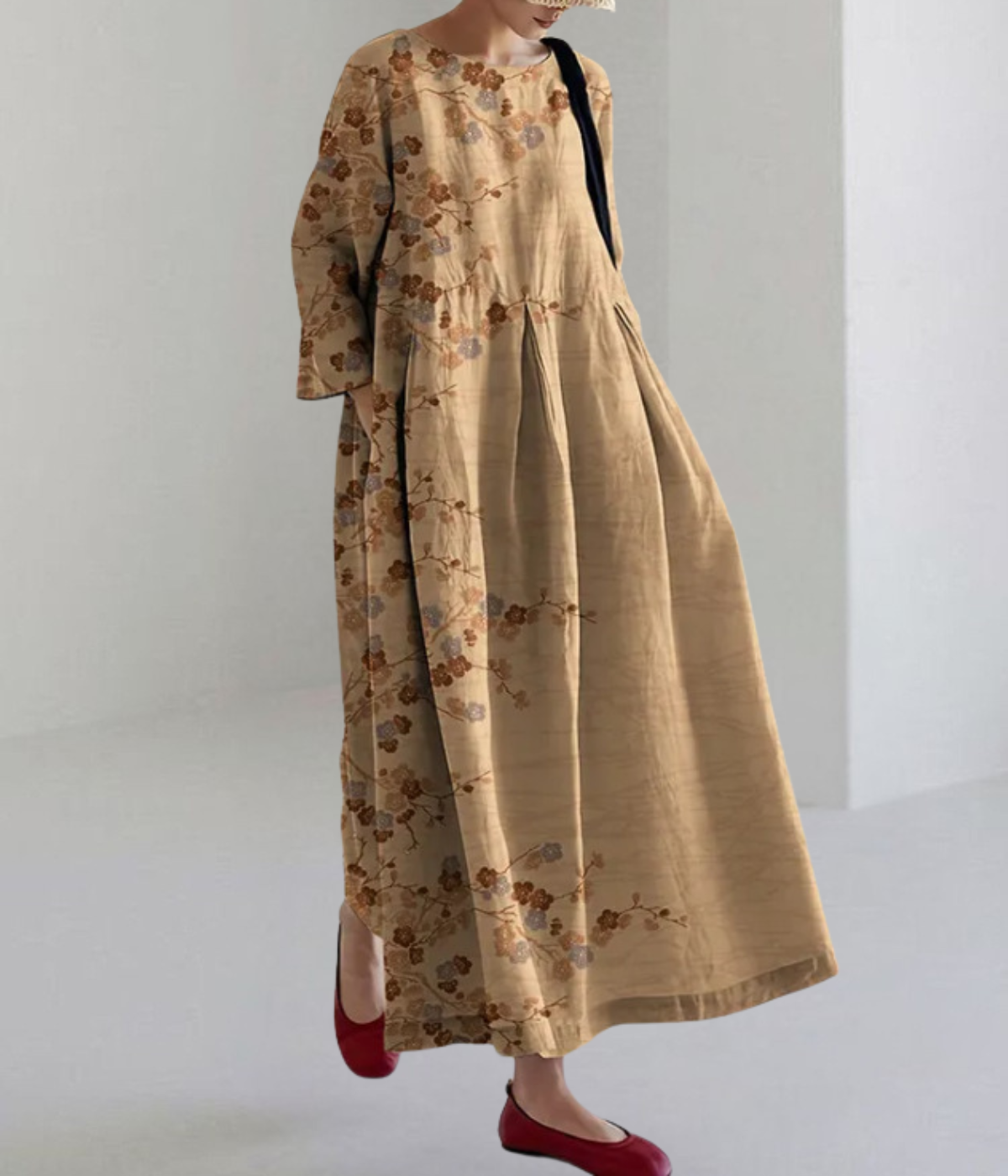 プリント入りベージュのラウンドネックドレス