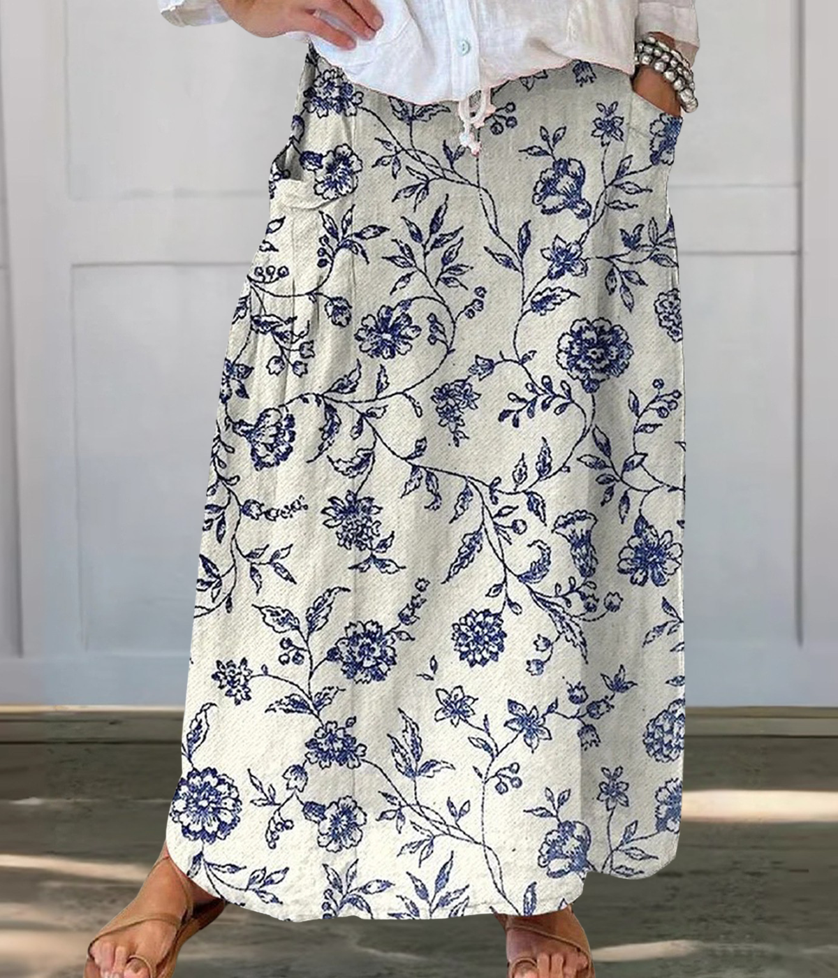 白地に青の花柄ロングスカート