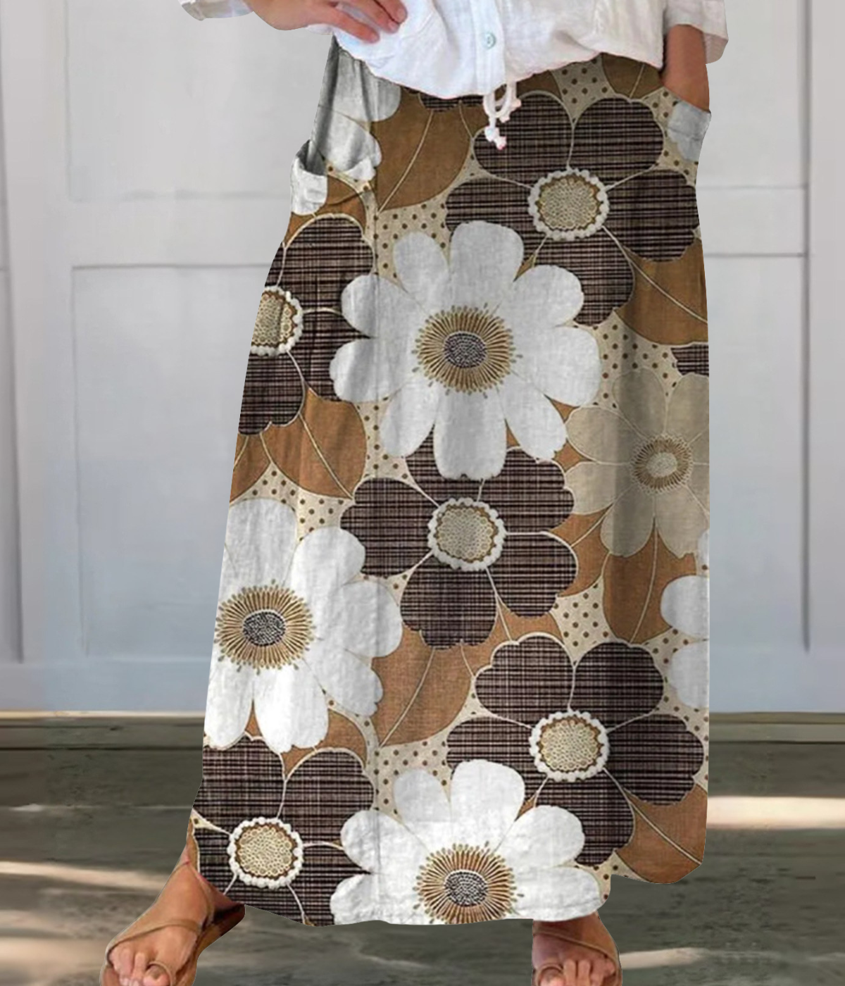 ブラウンとホワイトの花柄ロングスカート