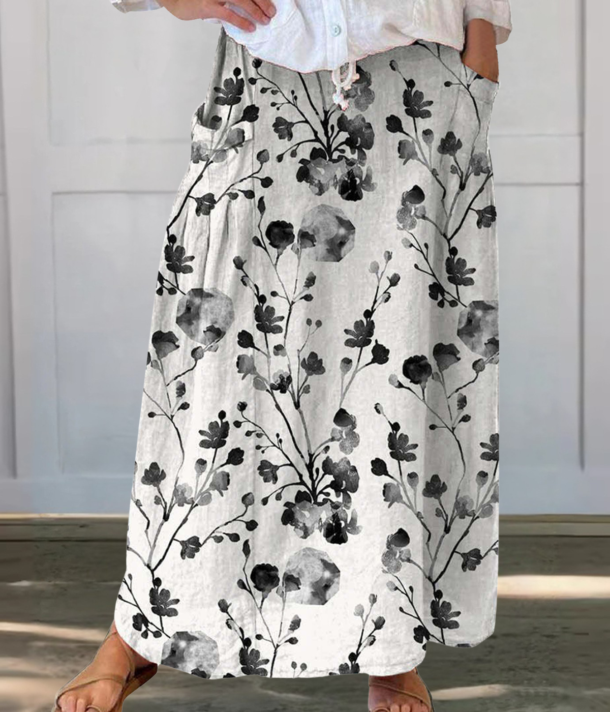 白地に黒の花柄ロングスカート