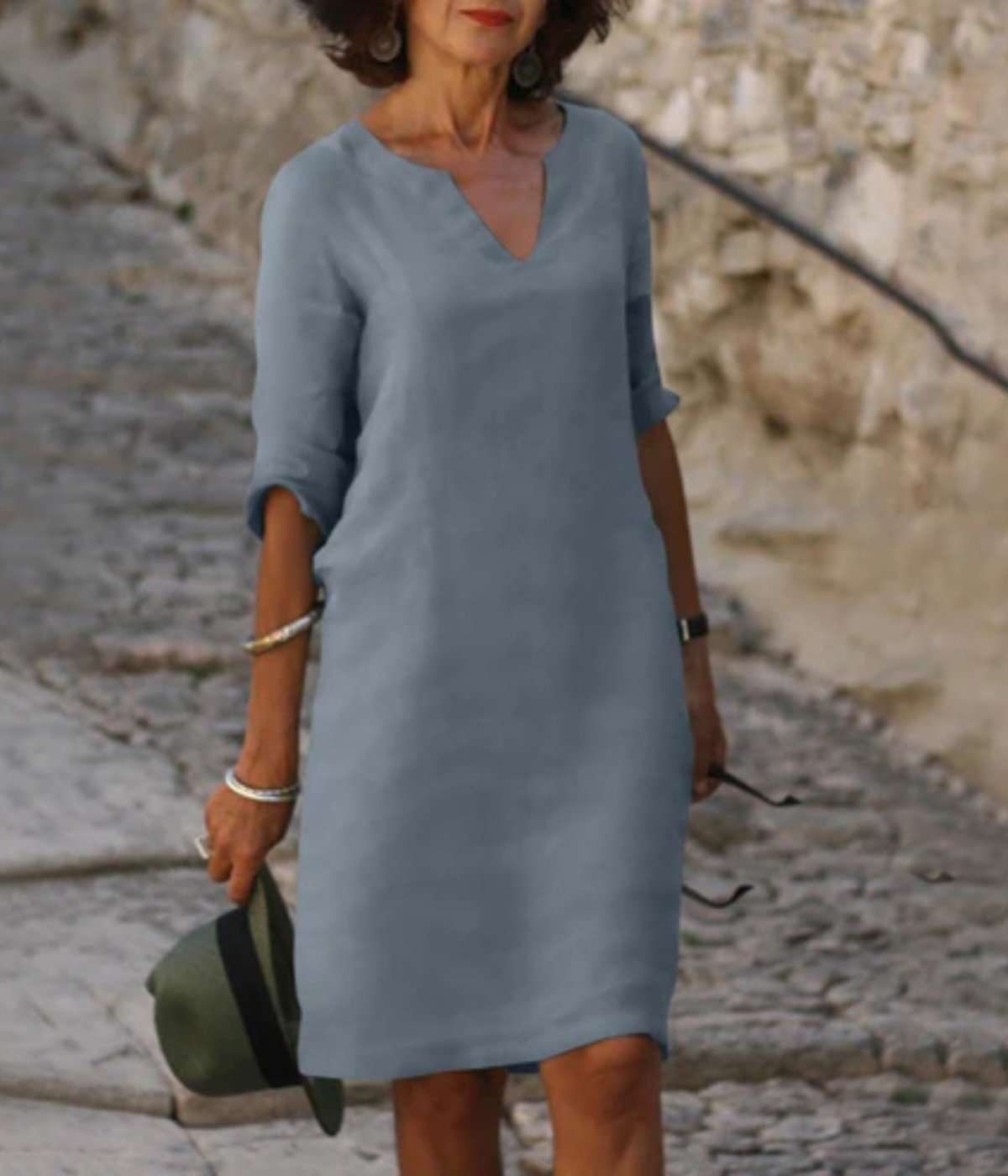 グレーのスタイリッシュなVネックミディドレス